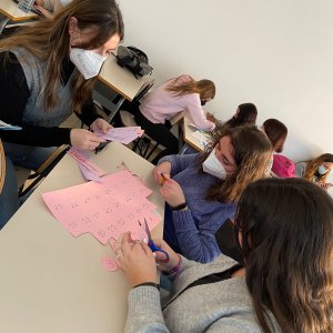 2022-01-27 Alumnes de 1EDI preparen jocs per a nens amb trastorns de llenguatge
